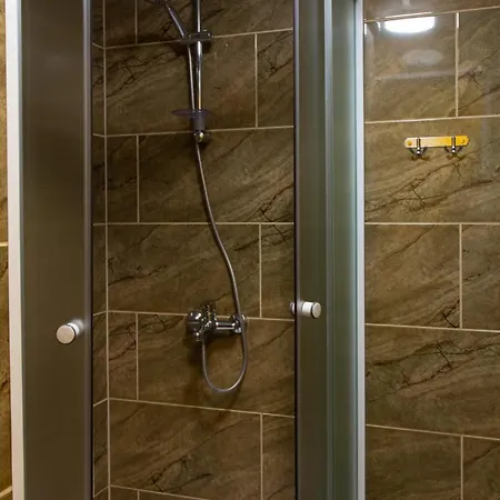 ホテル Kuelalistemaja